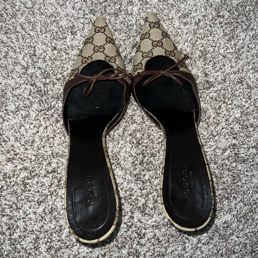 Authentic vintage Gucci monogram heels. Size 8.5 B